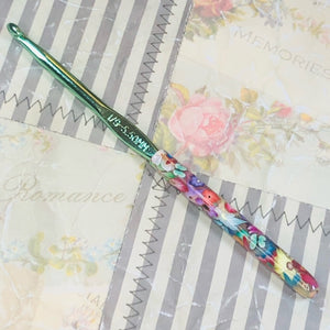 Beautiful handmade polymer clay covered Boye crochet hook. Size I or 5.50mm. Tapered neck. Aluminum.  jennrossdesigns.com